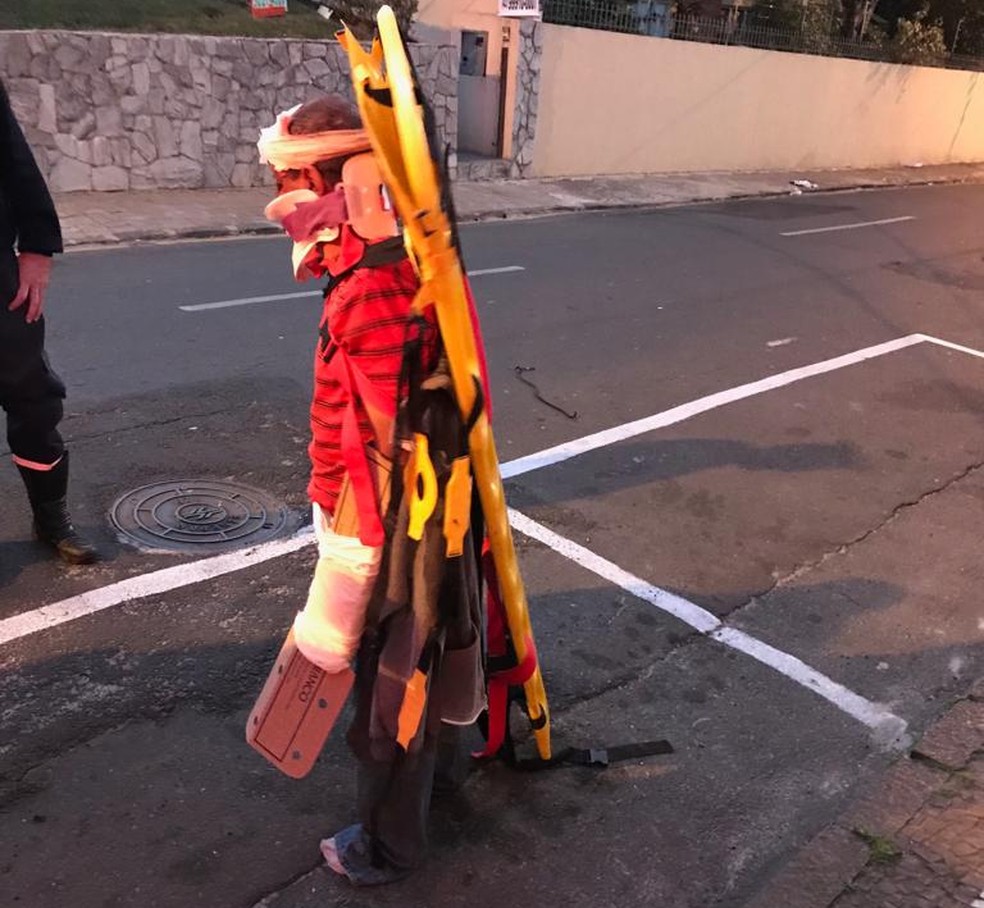 Paciente foi flagrado andando pela rua com maca amarrada ao corpo — Foto: Arquivo Pessoal
