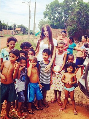Neyla Rodrigues com algumas crianças que moram no setor Jardim Taquari (Foto: Reprodução/Facebook)