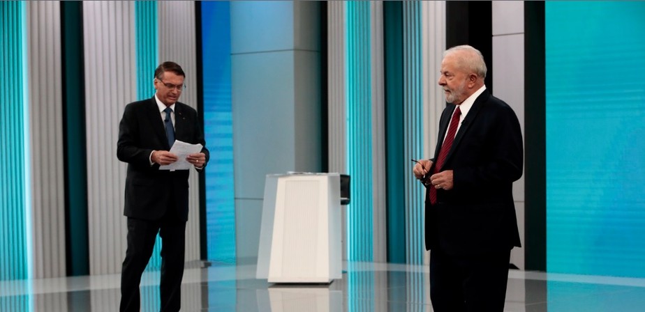 Bolsonaro e Lula durante debate na TV Globo