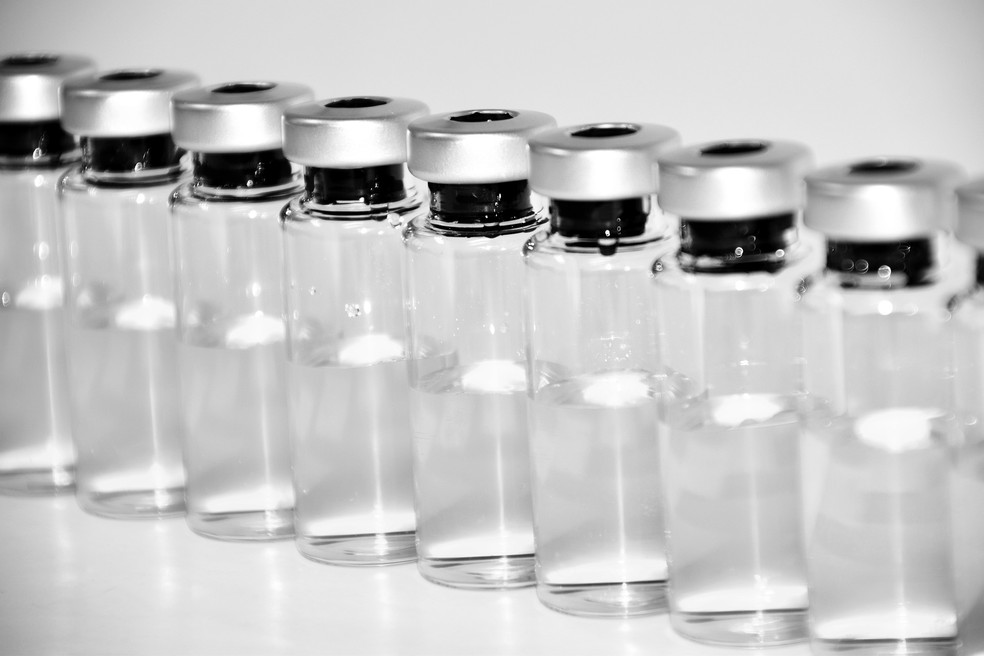 A maioria das vacinas hoje é aplicada com injeção subcutânea, que atinge camadas mais profundas do tecido e, por isso, só pode ser administrada por alguém com conhecimento médico — Foto: U. Leone/Pixabay
