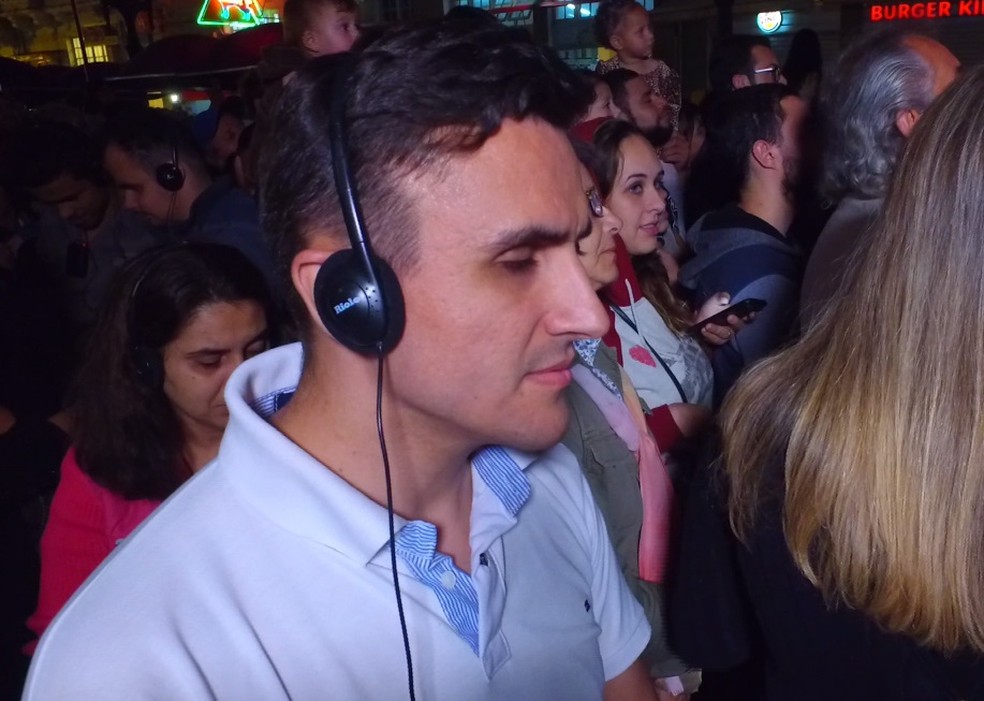 Com os fones de ouvido, Thiago conseguiu saber tudo o que estava acontecendo, além de escutar as músicas. (Foto: Reprodução/RPC)