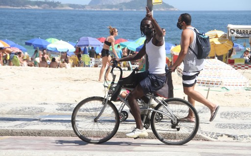 Jonathan Azevedo pedala na orla carioca