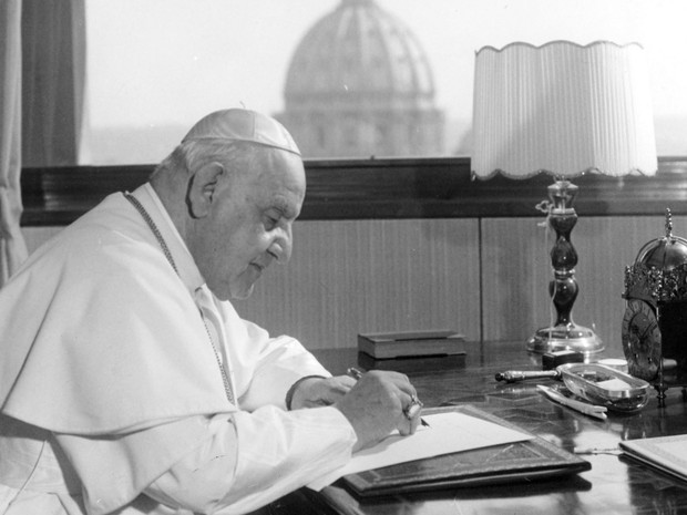 Foto de 15 de abril de 1963 mostra o Papa João XXIII em sua mesa de trabalho no Vaticano (Foto: Luigi Felici/AP)