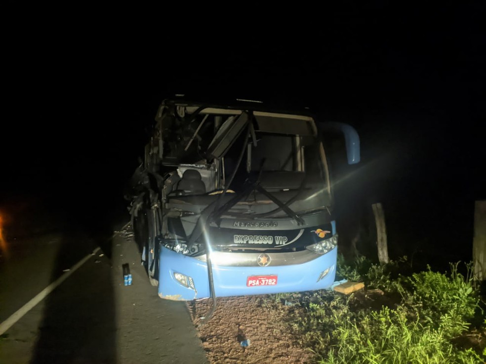 Duas pessoas morrem e várias ficam feridas após ônibus colidir com caminhão na BR-135 — Foto: Divulgação/ PRF