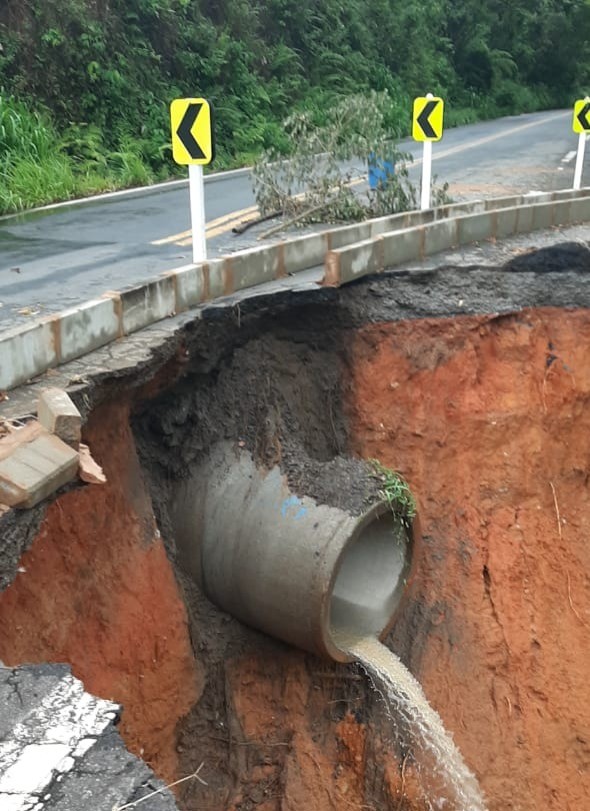 Trânsito na RJ-153, que liga Barra Mansa ao Sul de Minas, flui em meia pista após pista ceder