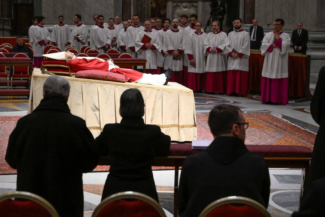 Corpo do ex-Papa Bento XVI está em exibição pública na Basílica de São Pedro no Vaticano