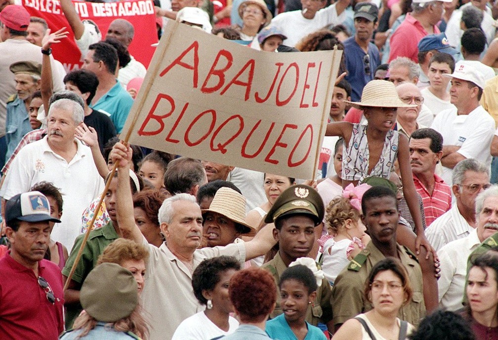Foto de 1998 mostra faixa contra o bloqueio a Cuba na tradicional manifestação de 1º de Maio em Havana — Foto: AFP/Adalberto Roque