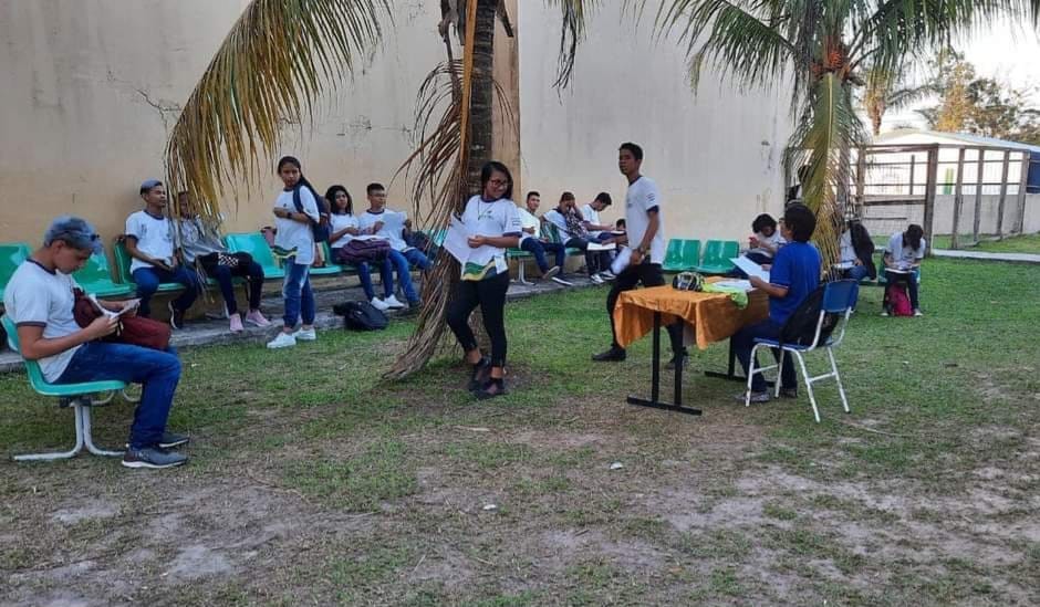 Calor: alunos estudam do lado de fora de escola sem ar-condicionado no AM