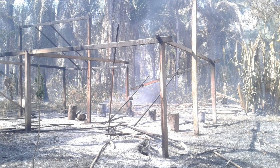 Incêndio em comunidade quilombola destrói casas (Foto: Divulgação/Elyzangella Barros)
