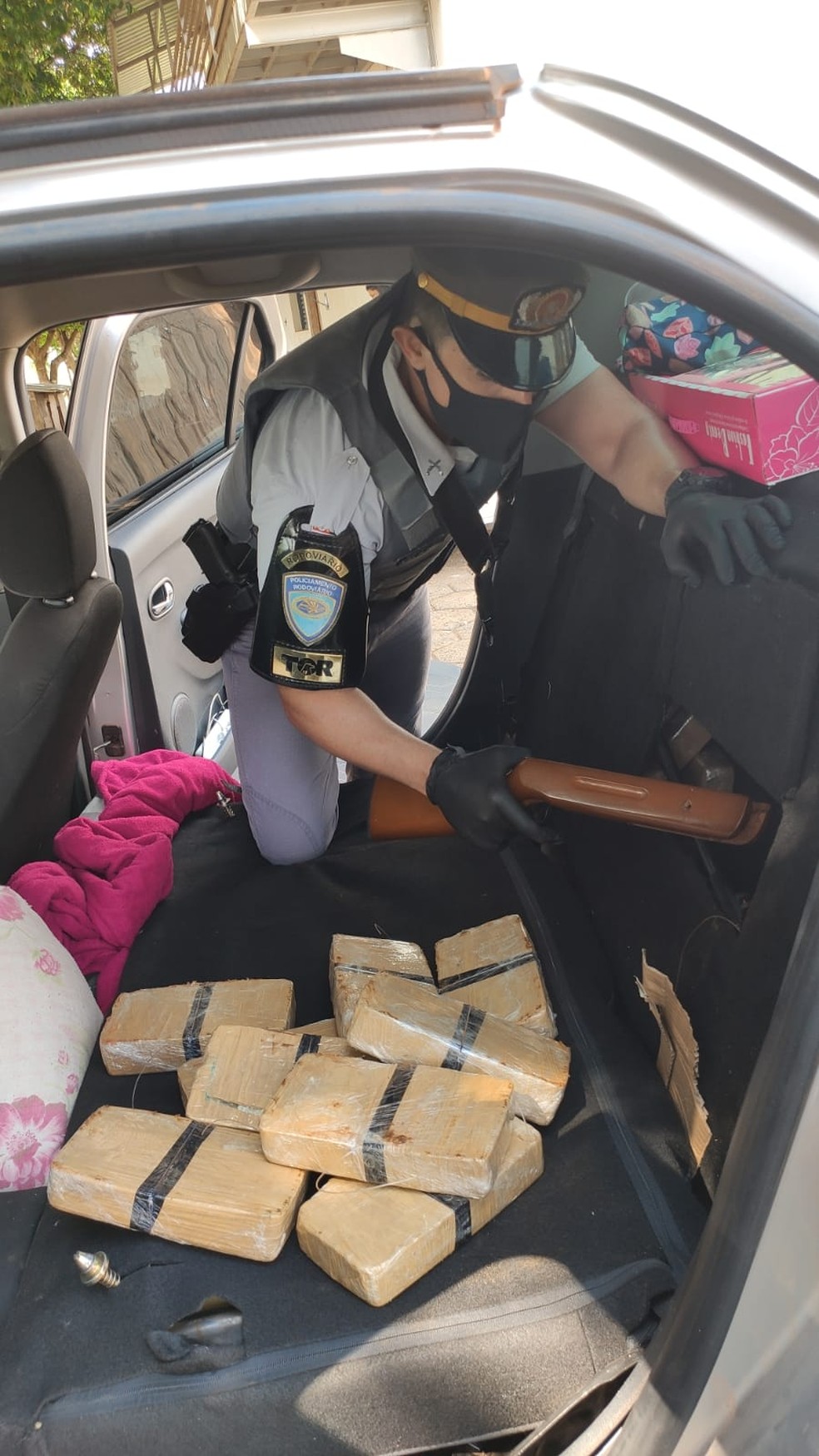 Polícia Rodoviária apreende 27kg de cocaína e uma carabina na tarde desta terça-feira (28) em Pongaí (SP). — Foto: Polícia Rodoviária /Divulgação