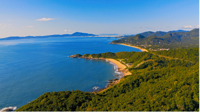 A costa de Balneário do Camboriú, em Santa Catarina, é um exemplo de área costal com altos níveis de conservação (Foto: Leonardo Felippi)