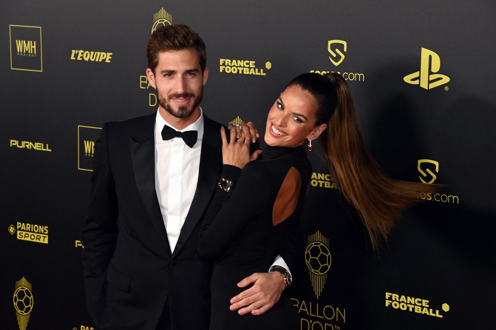 Kevin Trapp e a modelo Izabel Goulart na cerimnônia da Bola de OUro 2022 — Foto: Alain JOCARD / AFP