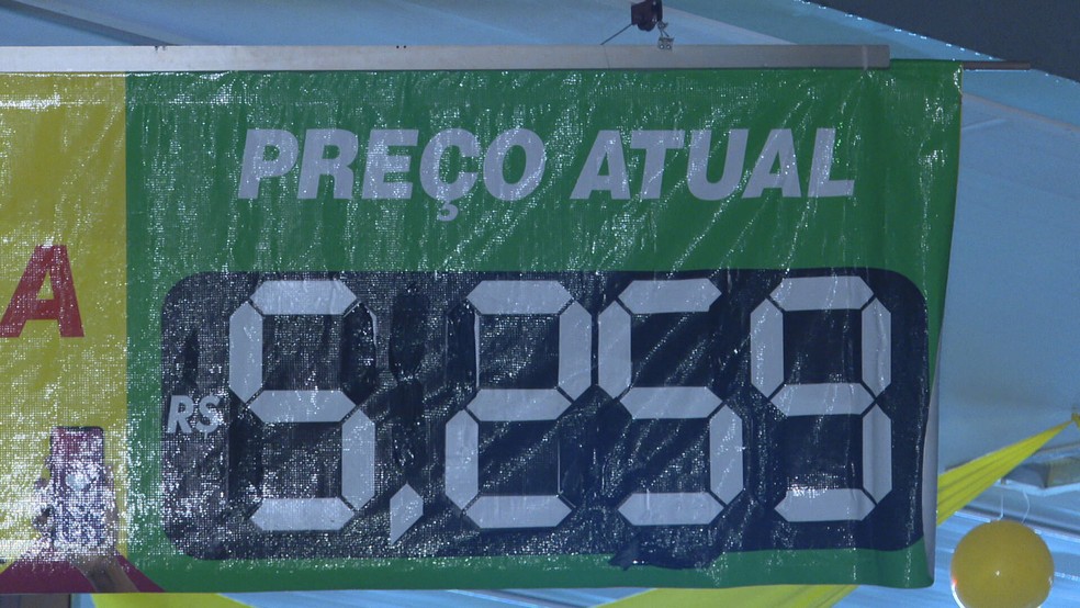 Preço da gasolina em posto de gasolina do DF — Foto: TV Globo/Reprodução
