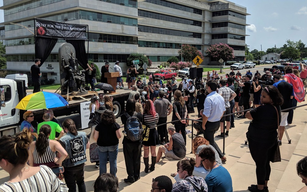 Pessoas observam estÃ¡tua de Baphomet instalada em frente ao CapitÃ³lio de Arkansas na quinta-feira (16), durante manifestaÃ§Ã£o por liberdade religiosa (Foto: AP Photo/Hannah Grabenstein)