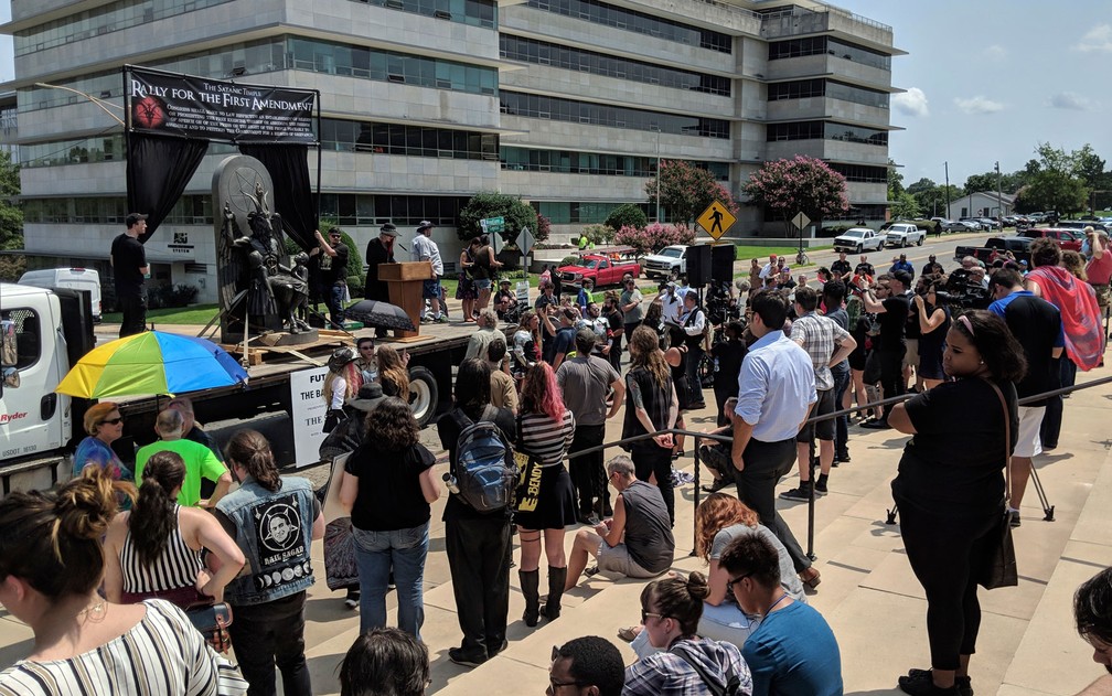 Pessoas observam estátua de Baphomet instalada em frente ao Capitólio de Arkansas na quinta-feira (16), durante manifestação por liberdade religiosa (Foto: AP Photo/Hannah Grabenstein)