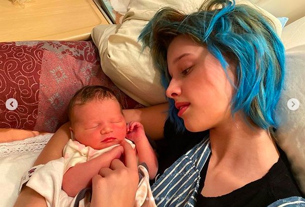 A filha de 14 anos da atriz Milla Jovovich com a irmã recém-nascida (Foto: Instagram)