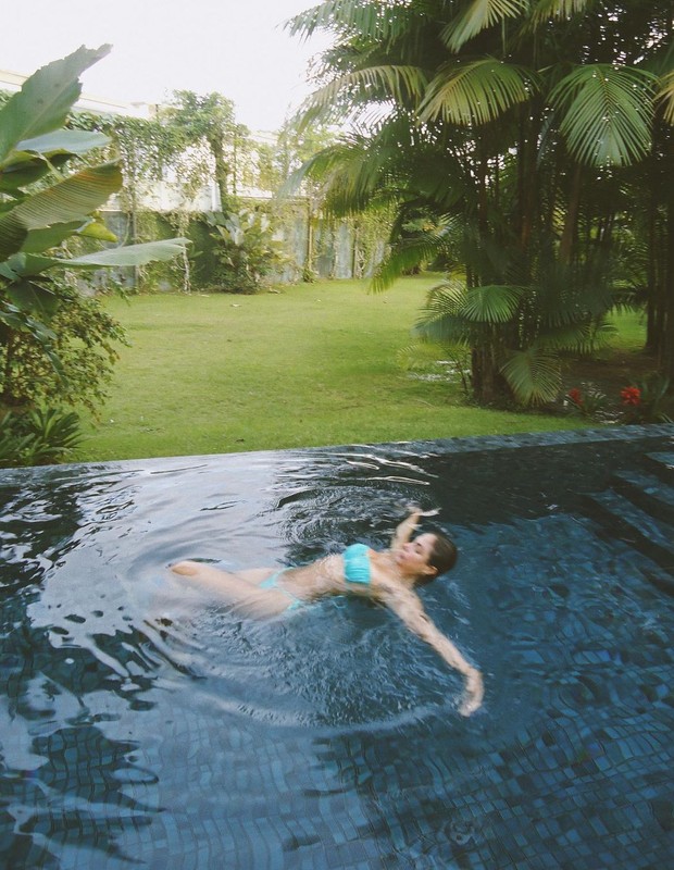 Mari Gonzalez posa em piscina (Foto: Reprodução/Instagram)