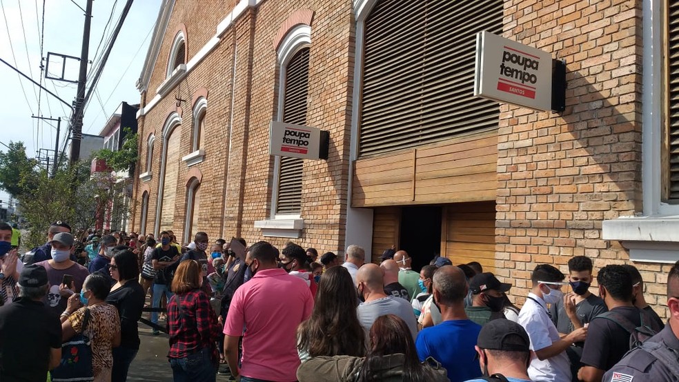 Multidão se formou após atraso de abertura de Poupatempo em Santos, SP. — Foto: Alex Ferraz/A Tribuna Jornal
