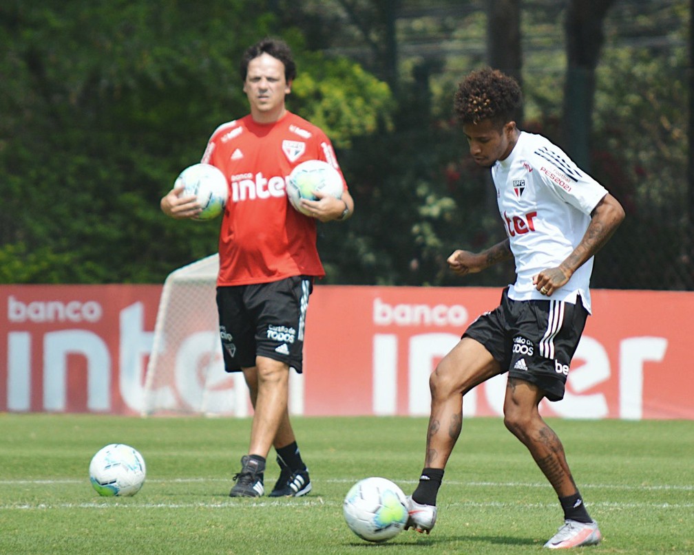 Fernando Diniz e Tchê Tchê durante treino do São Paulo — Foto: Erico Leonan / saopaulofc.net