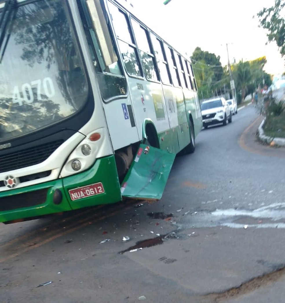 O homem que dirigia o carro desceu logo após a batida e ameaçou o motorista de ônibus — Foto: Assessoria/Polícia Militar