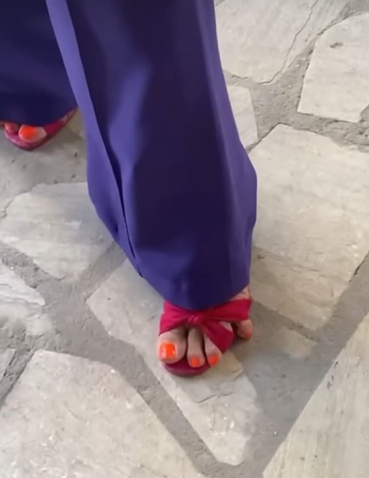 Dedos para fora de sandália divertiram internautas (Foto: in)