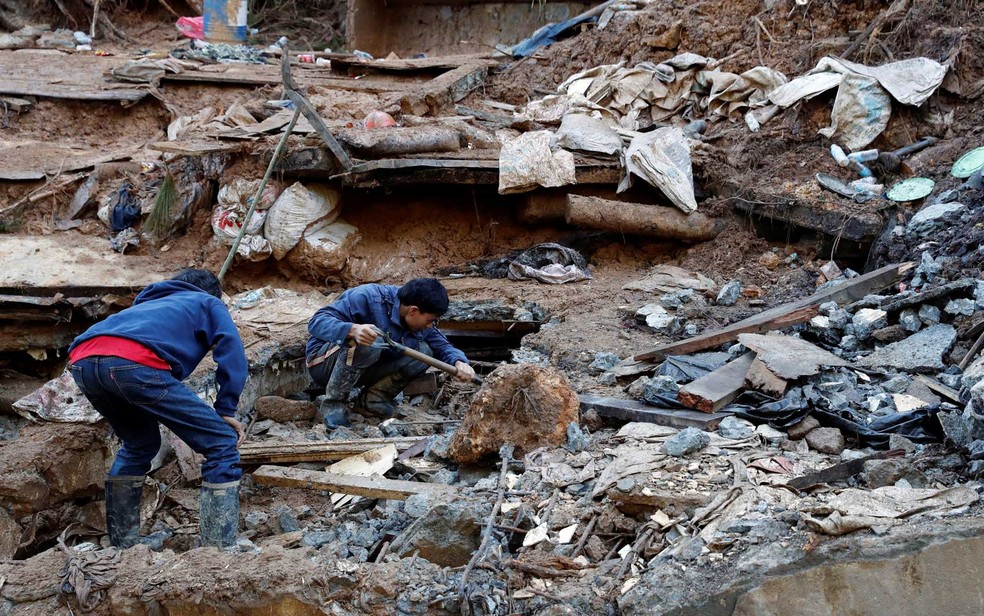 Equipes de resgate continuam buscas em um deslizamento de terra causado pelo tufÃ£o Mangkhut â Foto: Erik de Castro / Reuters