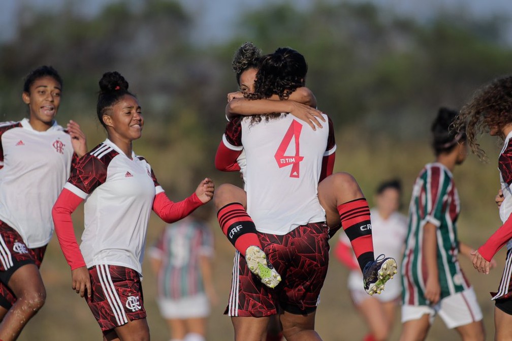 Jogadoras do Flamengo comemoram gol sobre o Fluminense no Brasileiro feminino sub-18 &mdash; Foto: Adriano Fontes/CBF