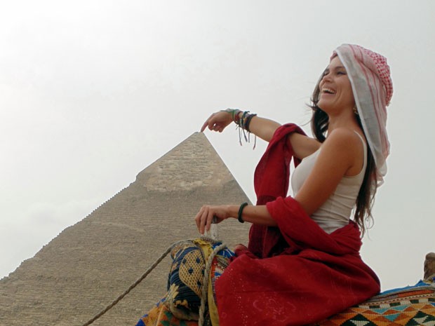 Kívia Costa em sua passagem pelo Egito; ela deu a volta ao mundo em um ano e um mês (Foto: Kívia Costa/Arquivo pessoal)