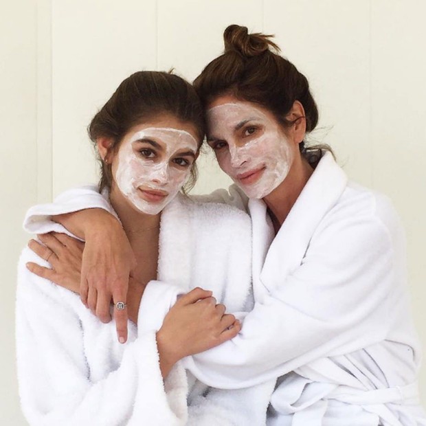 Cindy Crawford e a filha Kaya em momento ritual de beleza  (Foto: Reprodução/Instagram @cindycrawford)