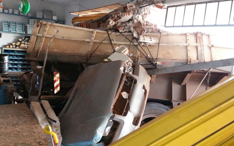 Carreta arrastou carro e invadiu loja; uma pessoa se feriu (Foto: Omar Andrade/Arquivo pessoal)
