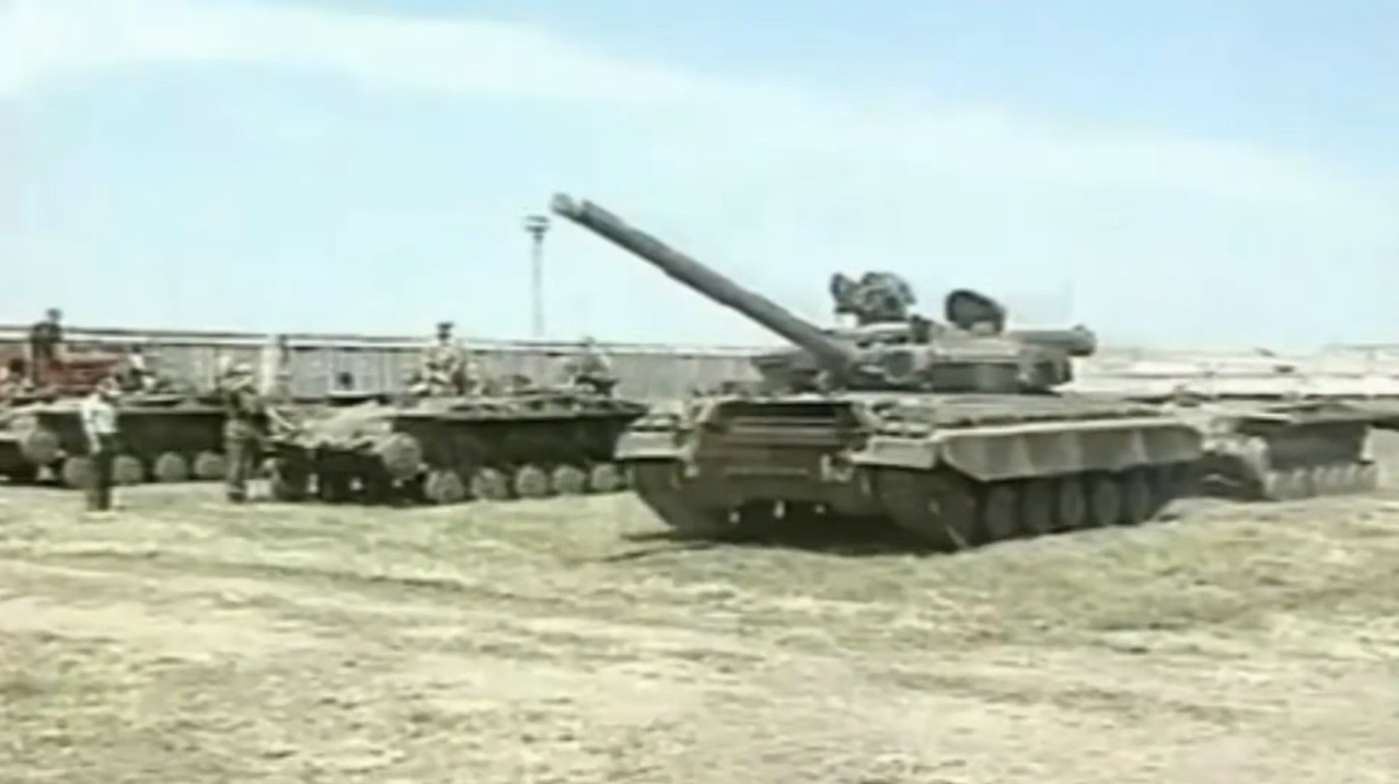 Tanque T-64 em campo — Foto: Reprodução