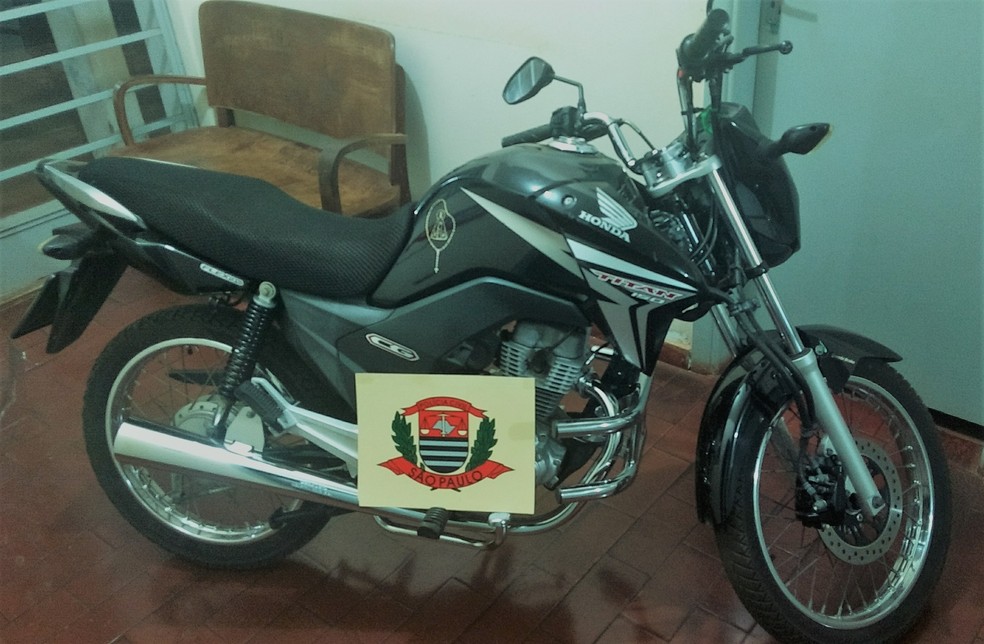 Motocicleta que teria sido utilizada no dia do crime foi apreendida pela Polícia Civil  (Foto: Polícia Civil/Cedida)
