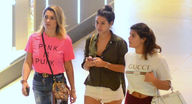 Flávia Alessandra tem tarde de comprar com Giulia Costa e amiga (Foto: AgNews / Webert Belicio)