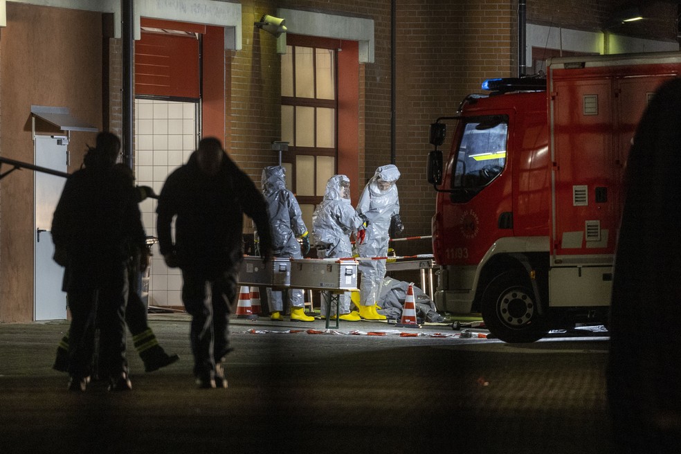 Oficiais deixam a casa de iraniano acusado de planejar um ataque químico na Alemanha — Foto: Christoph Reichwein/dpa via AP