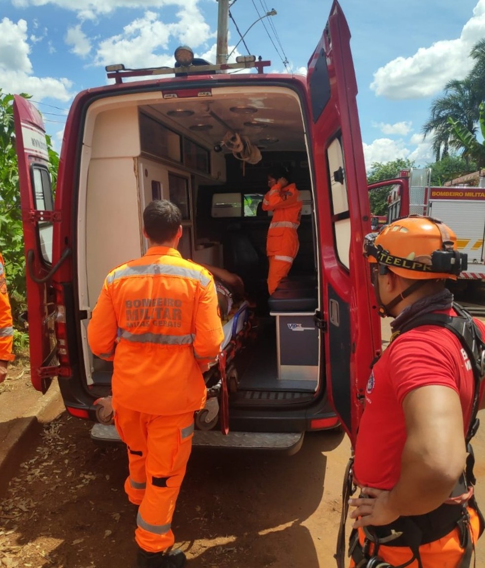Jovem que caiu durante trilha é socorrido — Foto: Corpo de Bombeiros/Divulgação
