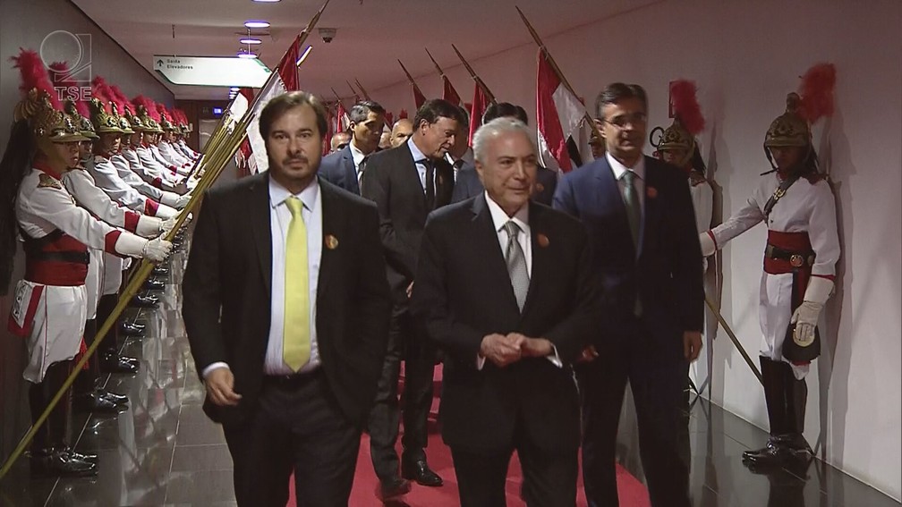 O ex-presidente Michel Temer chega ao TSE ao lado do deputado federal Rodrigo Maia (PSDB) — Foto: Reprodução/TSE