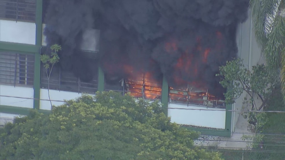 Incêndio atinge escola na Zona Norte de SP — Foto: TV Globo