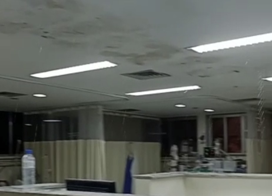 CTI do Hospital Souza Aguiar fica com diversas goteiras em meio a temporal no Rio