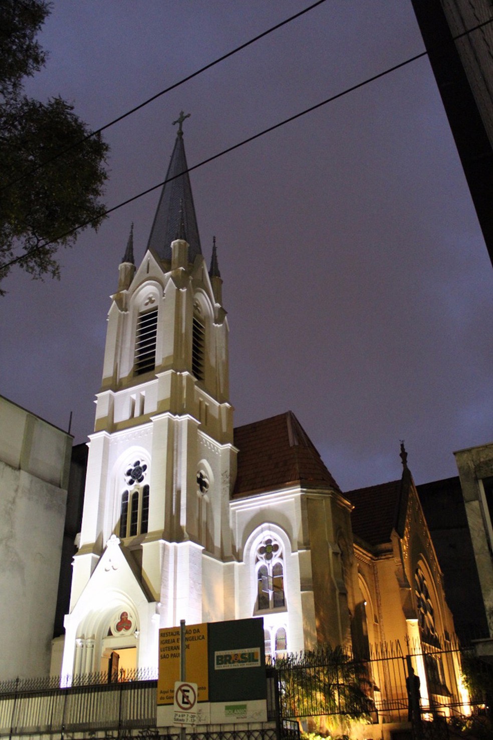 Igreja Evangélica Luterana foi atingida por escombros do prédio que desabou no Centro de São Paulo (Foto: Débora Ludwig/Arquivo Pessoal)