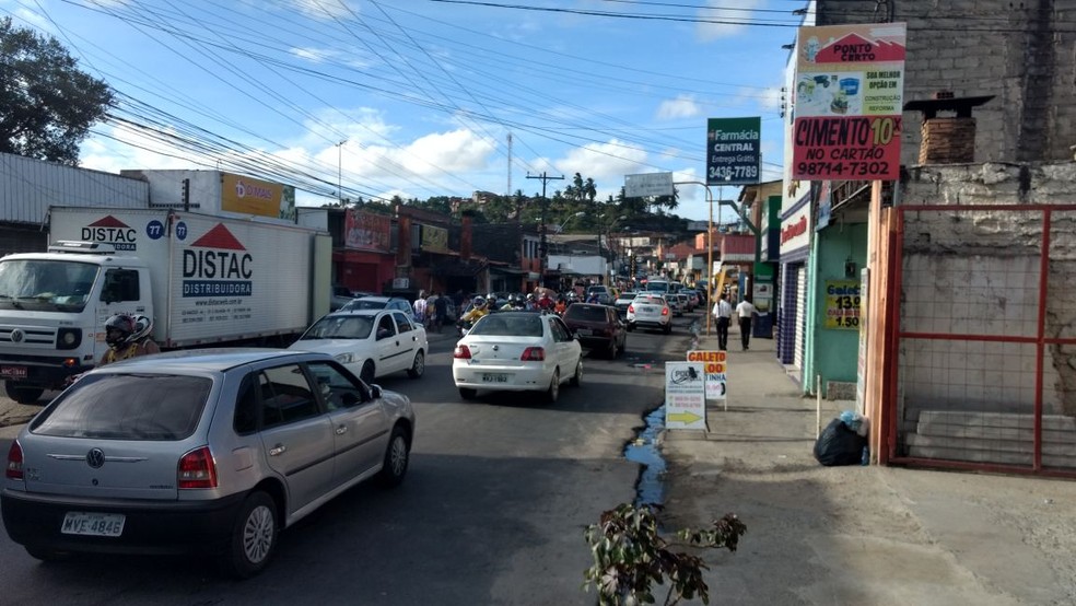 Protesto provocou um grande congestionamento na principal via do Bebedouro, em Maceió (Foto: Derek Gustavo/G1)