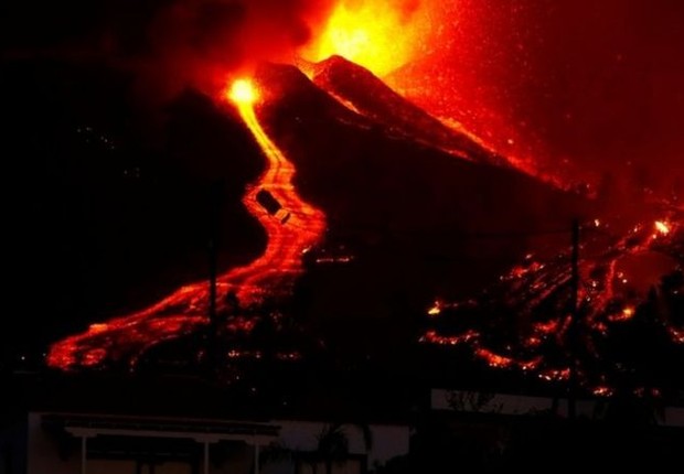 Vulcão entrou em erupção neste domingo nas Ilhas Canárias, mas atividade eruptiva por enquanto só causou danos materiais na região (Foto: Reuters via BBC)