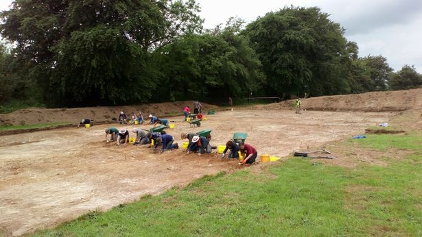 Escavações tiveram a participação de voluntários: entre eles, refugiados e moradores de asilos  (Foto: University of Exeter)