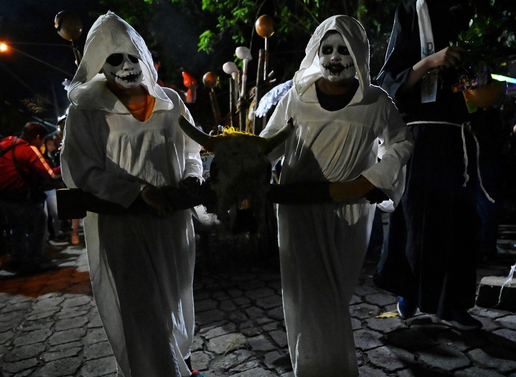 Foliões participam da parada 'La Calabiuza' na véspera do Dia dos Mortos em Tonacatepeque, El Salvador, nesta sexta (1º) — Foto: Marvin Recinos/AFP