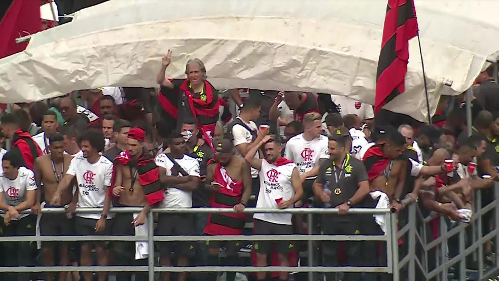 Jorge Jesus em meio aos atletas do Flamengo durante desfile comemorativo do título da Libertadores da América no Centro do Rio — Foto: Reprodução/ TV Globo