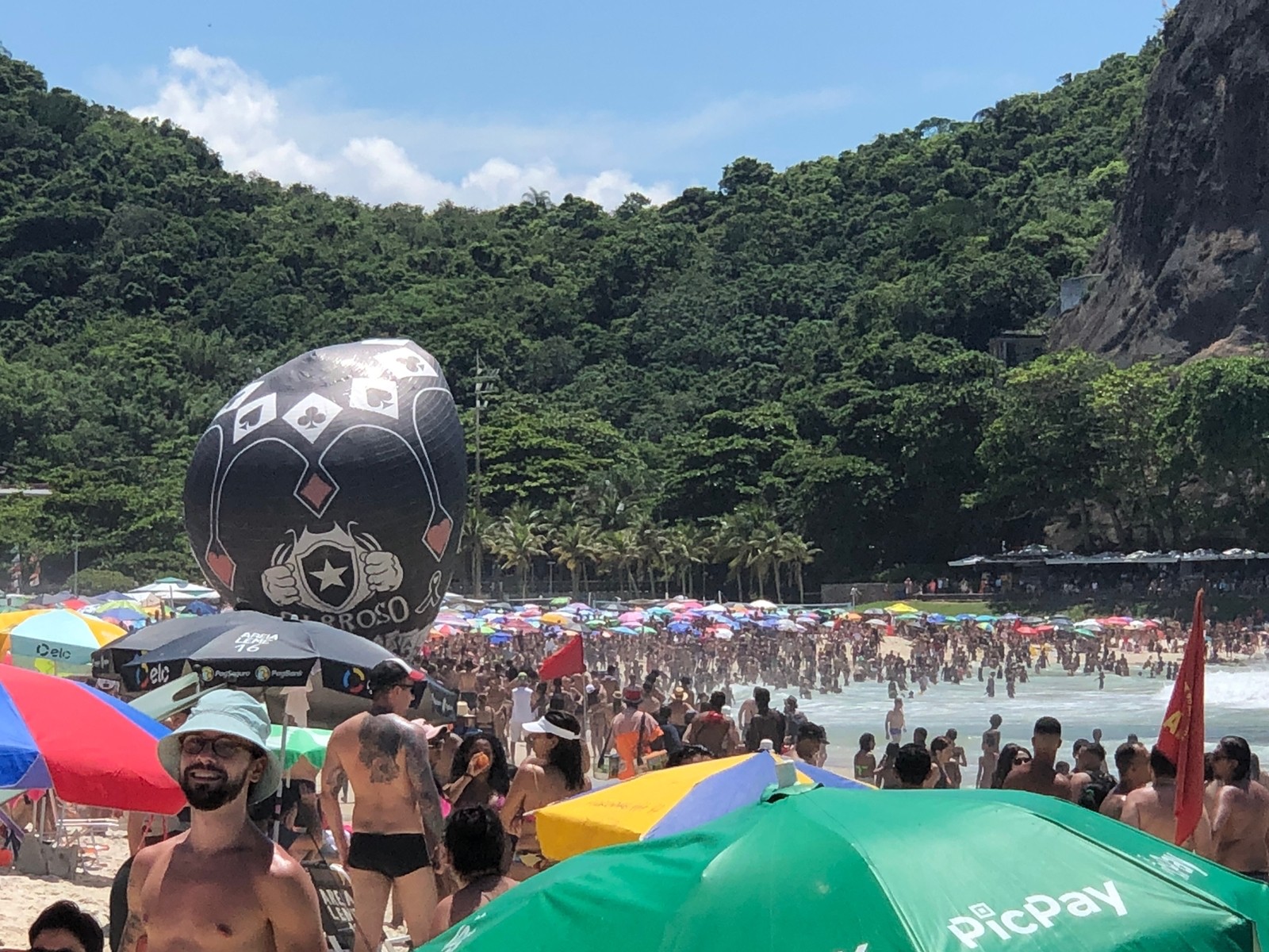 Em dia de praia cheia, balão cai no mar no Leme