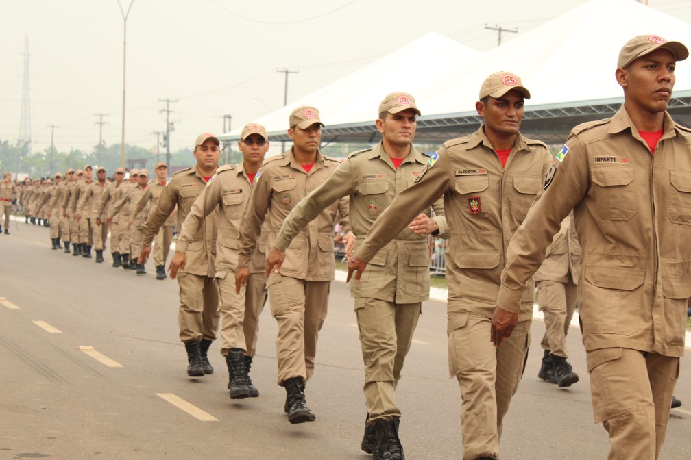 Corpo de Bombeiros participam de desfile militar em Porto Velho. (Foto: Pedro Bentes/G1)