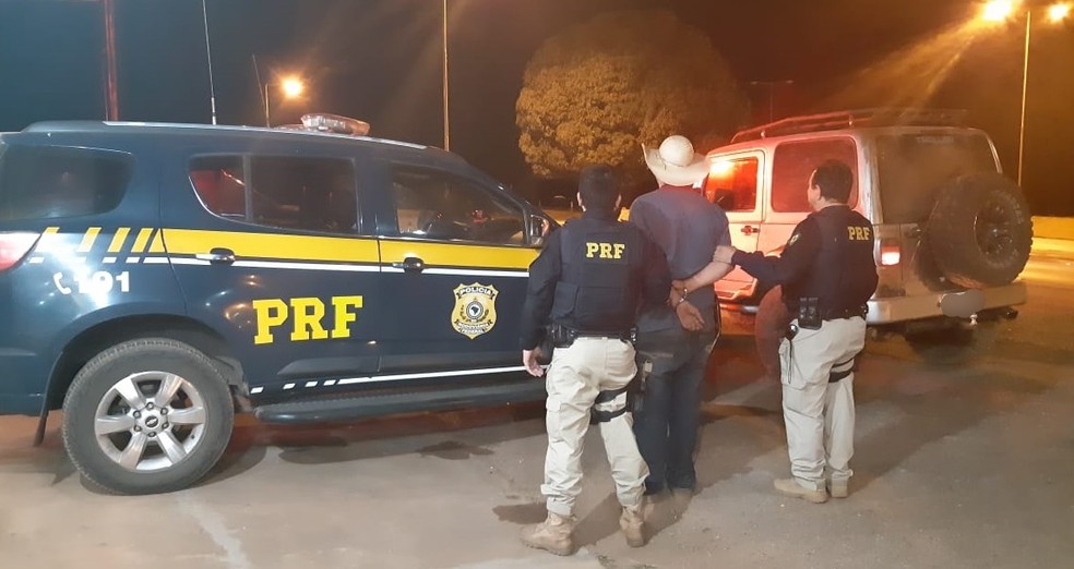 Homem tenta se passar por agricultor para despistar a polícia — Foto: PRF-MT