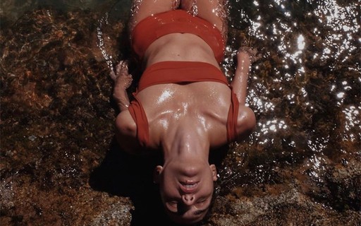 Julia Konrad aparece deslumbrante em praia, na Espanha