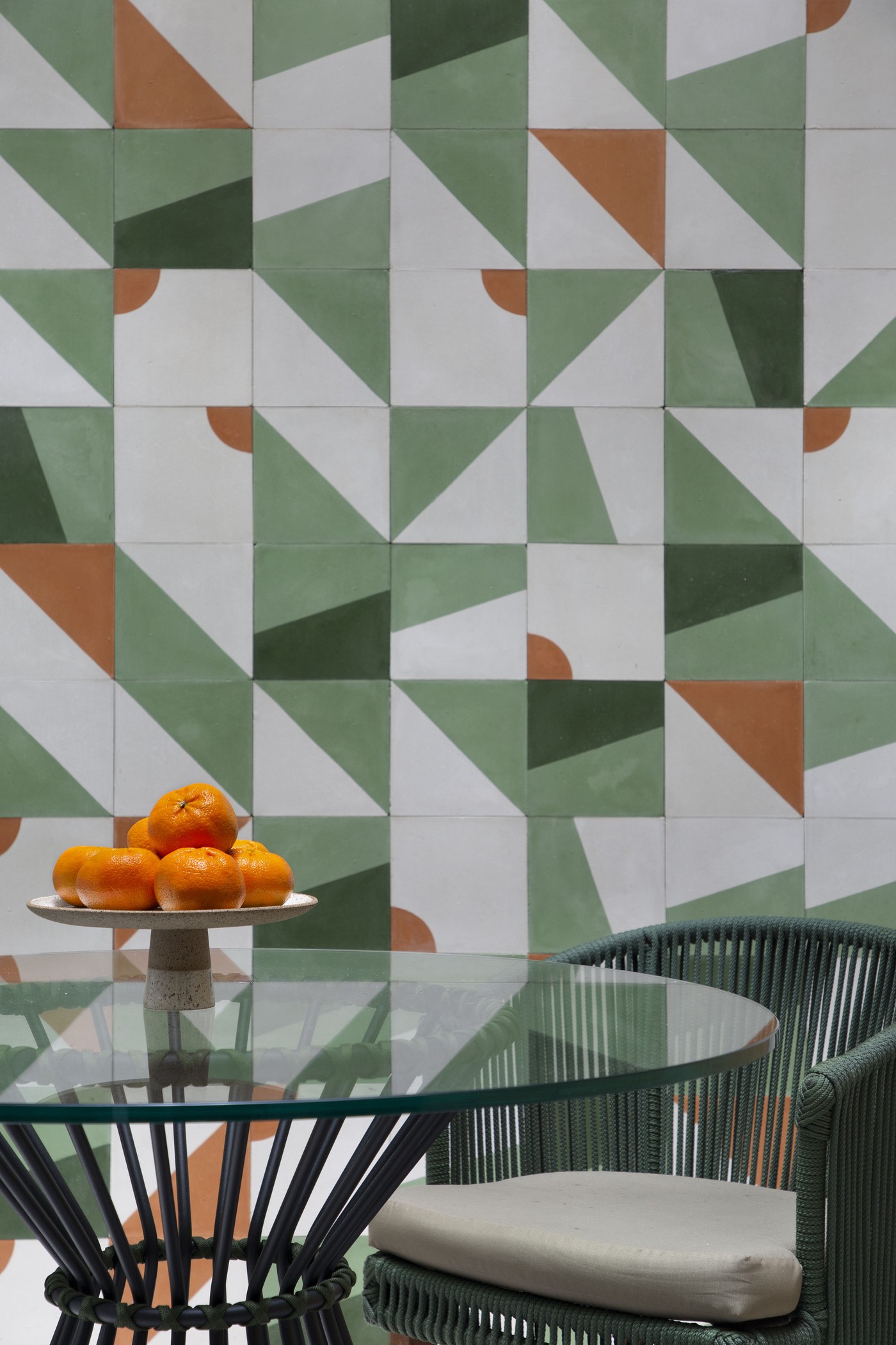 Décor do dia: cozinha com marcenaria verde é integrada à sala de almoço, após reforma (Foto: Denilson Machado/MCA Estúdio)