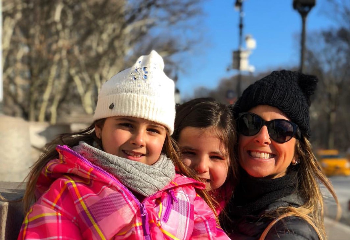 Patricia Maldonado com as filhas em Nova Iorque (Foto: Reprodução Instagram)